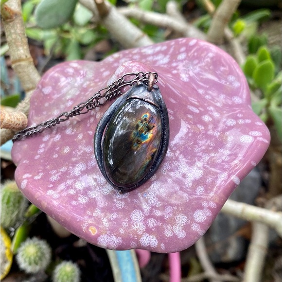 Snake bone and labradorite necklace - Picture 3 of 6